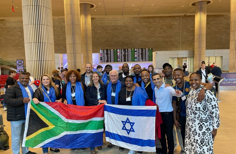  La delegación sudafricana de Amigos de Israel y DiploAct llega al aeropuerto Ben-Gurion. (photo credit: SOUTH AFRICAN FRIENDS OF ISRAEL)