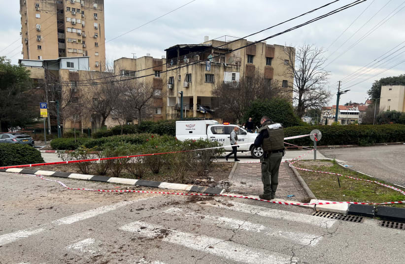  La policía israelí trabaja en la zona donde cayó un cohete en Kiryat Shmona, 13 de febrero de 2024 (photo credit: REUTERS/Avi Ohayon)