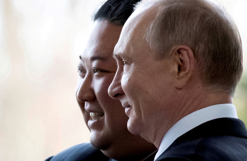  El presidente ruso, Vladímir Putin, y el líder de Corea del Norte, Kim Jong Un, posan para una foto durante su reunión en Vladivostok, Rusia, 25 de abril de 2019. Fotografía tomada el 25 de abril de 2019. (photo credit: ALEXANDER ZEMLIANICHENKO/POOL VIA REUTERS)