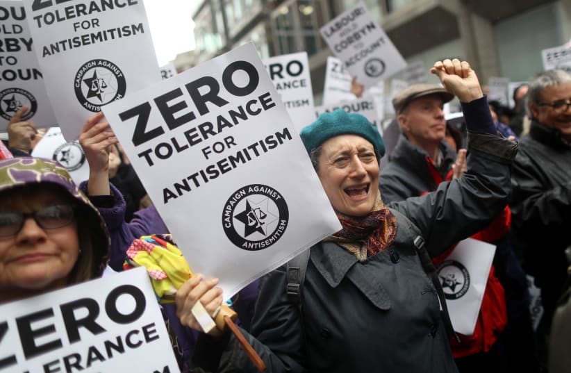  Manifestantes participan en una protesta contra el antisemitismo frente a la sede del Partido Laborista en el centro de Londres, Gran Bretaña 8 de abril de 2018. (photo credit: REUTERS/SIMON DAWSON)