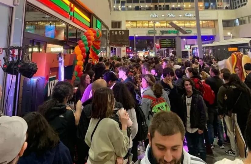  The opening day of the branch in Dizengoff Center. Electra hoped to open dozens of stores in 3 years. (photo credit: PR)
