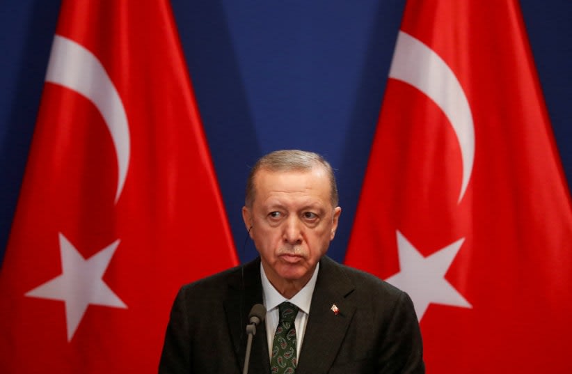  El presidente turco Recep Tayyip Erdogan observa mientras hace declaraciones, en Budapest, Hungría, el 18 de diciembre de 2023. (photo credit: REUTERS/BERNADETT SZABO)