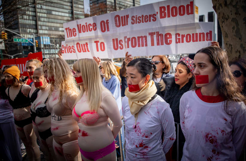  Manifestantes se reúnen durante una protesta por los crímenes y la violencia sexual contra las mujeres en la masacre del 7 de octubre, frente a la sede de las Naciones Unidas en Nueva York, el 4 de diciembre de 2023. (photo credit: YAKOV BINYAMIN/FLASH 90)