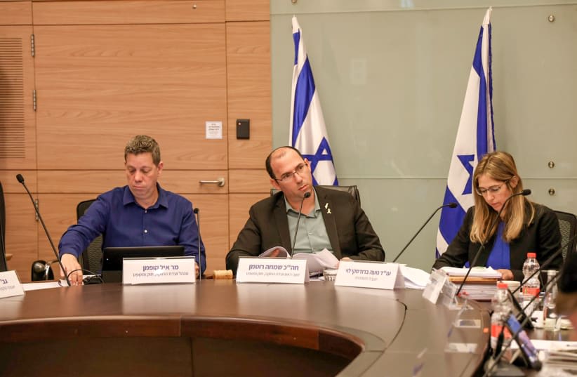  MK Simcha Rothman en la Comisión Constitucional de la Knesset, 27 de marzo de 2024. (photo credit: DANI SHEM TOV/KNESSET SPOKESPERSONS OFFICE)