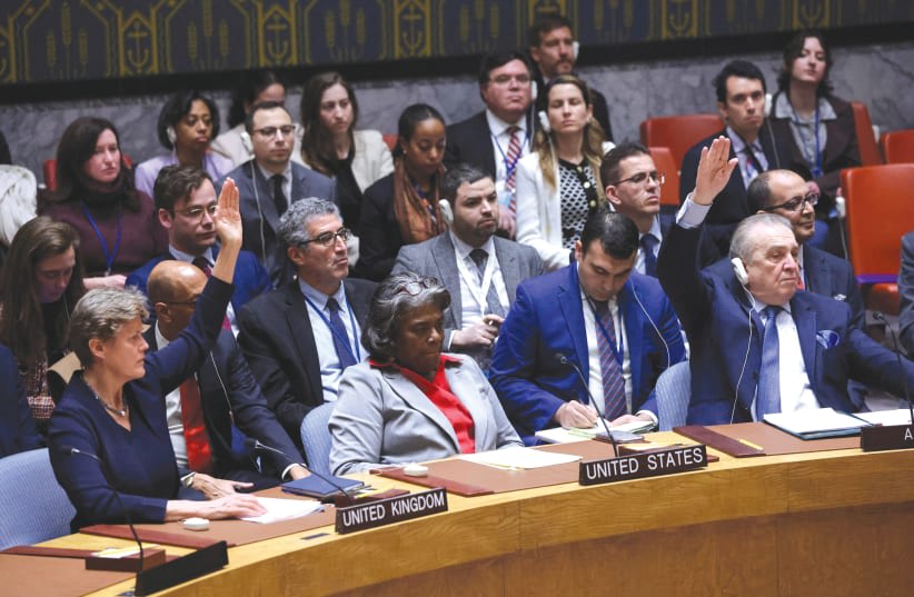  La embajadora de Estados Unidos ante las Naciones Unidas, Linda Thomas-Greenfield, flanqueada por los representantes de Argelia y Reino Unido que votaron el lunes a favor de una resolución del Consejo de Seguridad que exige un alto el fuego inmediato en Gaza y la liberación inmediata e incondiciona (photo credit: Andrew Kelly/Reuters)