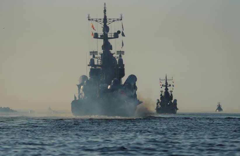  Buques de guerra rusos salen de un puerto durante ejercicios navales, que son escenificados por las fuerzas de la Flota del Báltico de la Armada rusa, parte de los ejercicios militares Zapad-2021 abiertos por Rusia y Bielorrusia, en la ciudad del Mar Báltico de Baltiysk en la región de Kaliningrado (photo credit: REUTERS/VITALY NEVAR)