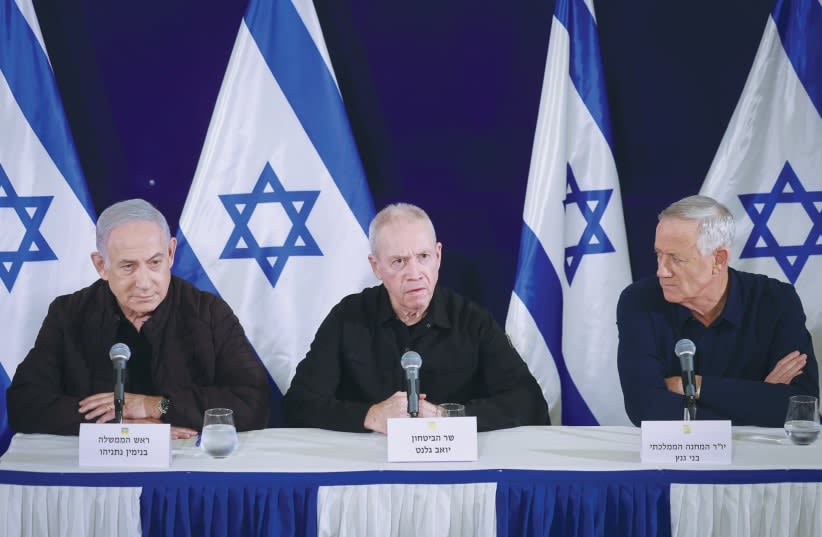El PRIMER MINISTRO Benjamin Netanyahu, el Ministro de Defensa Yoav Gallant y el Ministro sin Cartera Benny Gantz celebran una rueda de prensa en Tel Aviv, en noviembre. (photo credit: MARC ISRAEL SELLEM/THE JERUSALEM POST)