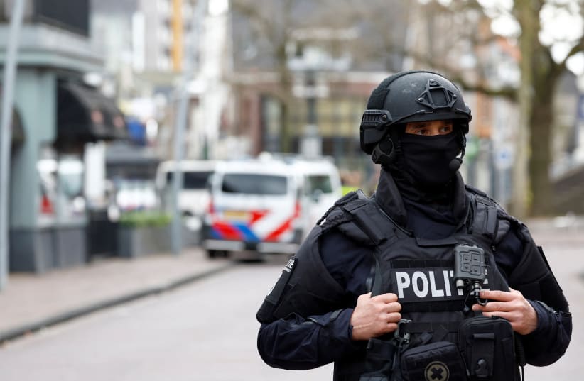 A Dutch police officer stands guard. March 30, 2024.  (photo credit: REUTERS/PIROSCHKA VAN DE WOUW)