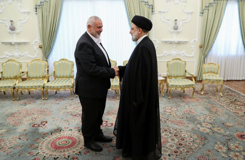  LAS GUERRAS de Ucrania e Israel son el ataque coordinado de las dictaduras contra el mundo libre": El líder de Hamás, Ismail Haniyeh (izq.), se reúne con el presidente iraní, Ebrahim Raisi, en Teherán, el 20 de junio. (photo credit: Iran’s Presidency/WANA/Handout via Reuters)
