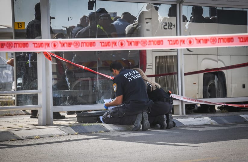  La policía en el lugar de un ataque con arma blanca en la estación central de autobuses de Beersheba, en el sur de Israel, el 31 de marzo de 2024. (photo credit: DUDU GREENSPAN/FLASH90)