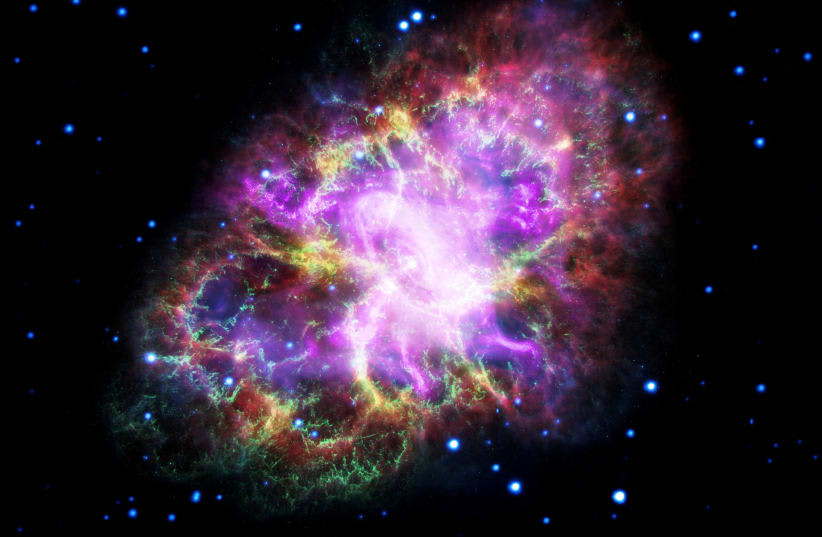  Esta imagen compuesta de la nebulosa del Cangrejo, un remanente de supernova, se ha obtenido combinando datos de cinco telescopios que abarcan casi todo el espectro electromagnético. (photo credit: NASA)