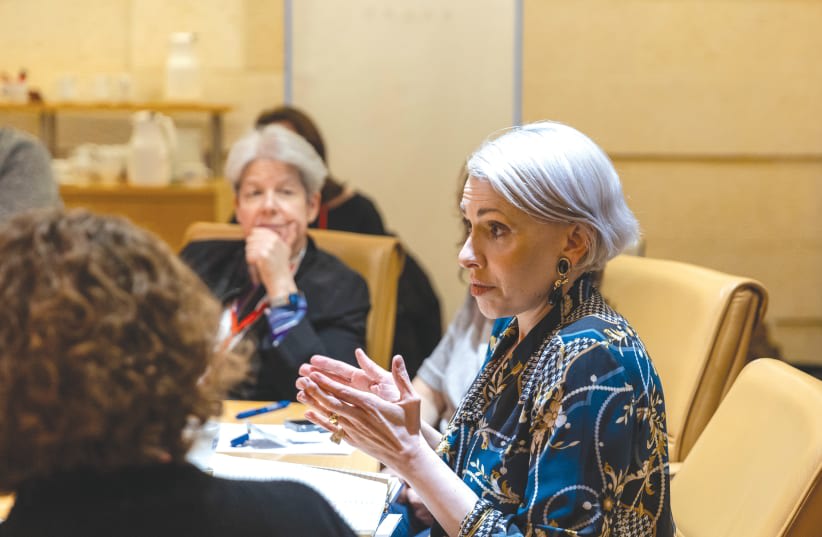  Michal Philosoph se dirige a un grupo de mujeres la semana pasada en el Ministerio de Asuntos Exteriores. (photo credit: DANA BAR SIMAN TOV)