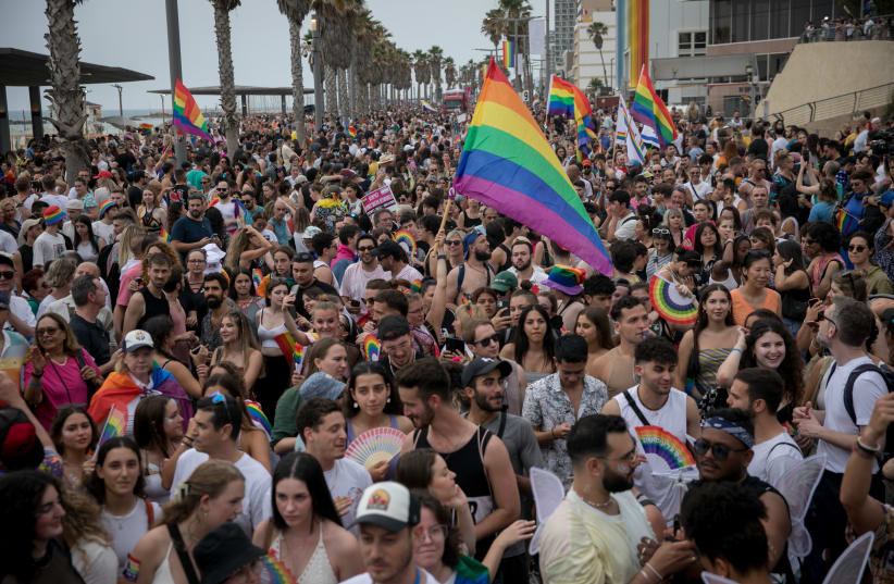 Miles de personas participan en el desfile anual del Orgullo Gay en Tel Aviv, el 8 de junio de 2023. (photo credit: MIRIAM ALSTER/FLASH90)