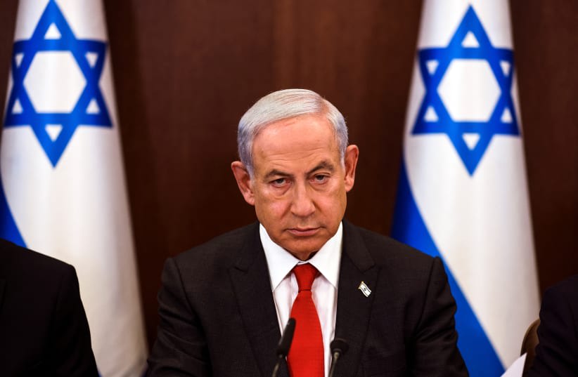  El primer ministro israelí, Benjamin Netanyahu, convoca una reunión semanal del gabinete en la oficina del primer ministro en Jerusalén, 8 de enero de 2023. (photo credit: REUTERS/Ronen Zvulun/Pool)