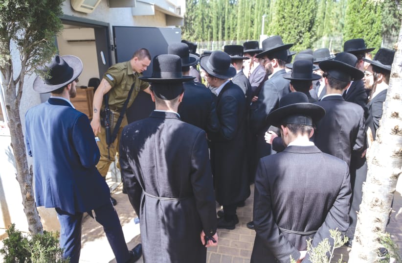 Haredim llegan al centro de reclutamiento de las FDI en Tel Hashomer para tramitar su exención del servicio militar obligatorio, el pasado jueves. (photo credit: AVSHALOM SASSONI/FLASH90)