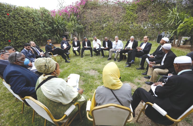 Musulmanes y judíos aprenden juntos durante la reciente visita a Marruecos de una delegación de rabinos israelíes e imanes estadounidenses. (photo credit: OHR TORAH STONE)