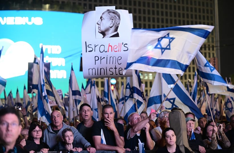 Israelíes protestan contra la reforma judicial prevista por el gobierno israelí, en Tel Aviv, el 4 de marzo de 2023. (photo credit: TOMER NEUBERG/FLASH90)