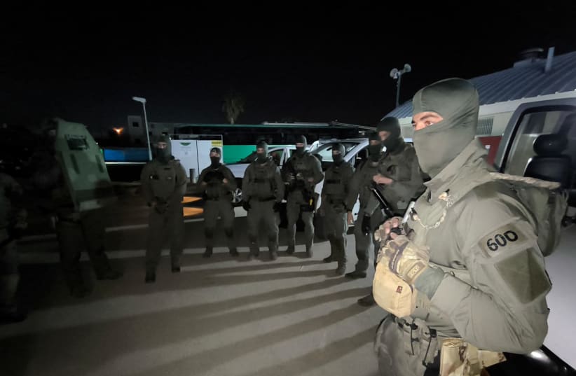  Fuerzas de seguridad israelíes durante la detención de Zebah Abdel Salem Haniyeh. 1 de abril de 2024. (photo credit: POLICE SPOKESPERSON'S UNIT)