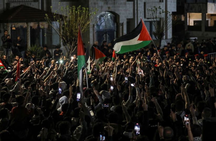  Personas protestan en apoyo de los palestinos de Gaza, en medio del actual conflicto entre Israel y el grupo islamista palestino Hamás, cerca de la embajada israelí en Ammán, Jordania, 28 de marzo de 2024. (photo credit: REUTERS/Alaa Al-Sukhni)