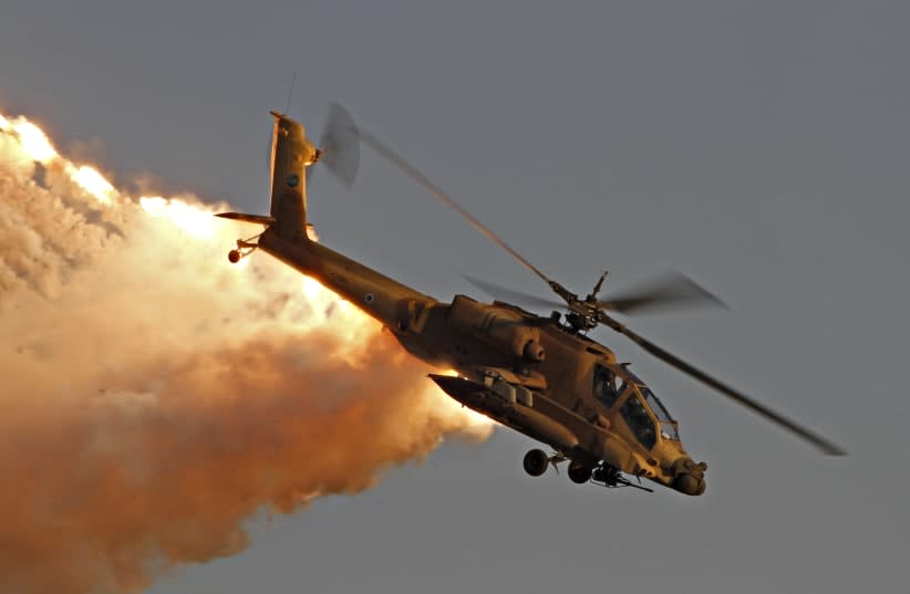  Helicóptero AH-64 Apache visto el 6 de julio de 2021 (photo credit: OFER ZIDON/FLASH90)