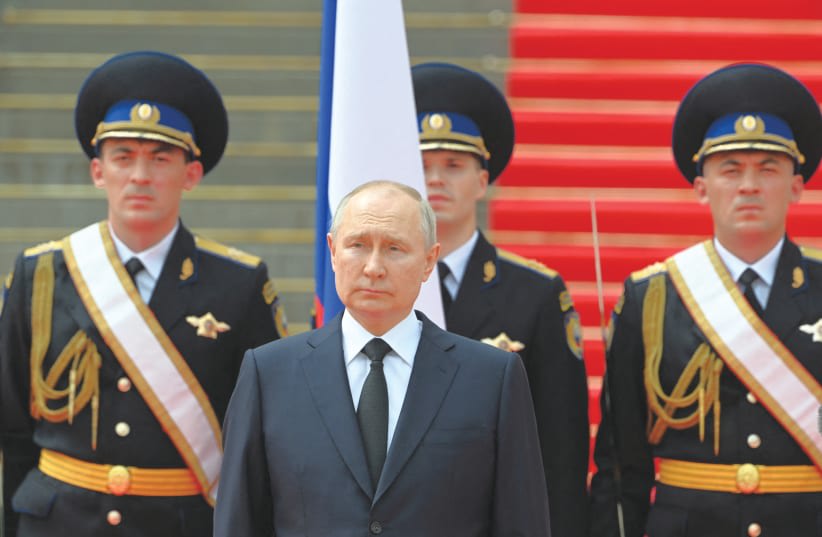  El PRESIDENTE RUSO, Vladimir Putin, ante miembros de unidades militares rusas, de la Guardia Nacional y de los servicios de seguridad, elogiándolos por mantener las órdenes durante un motín del Grupo Wagner, el mes pasado. (photo credit: SPUTNIK/REUTERS)