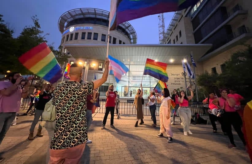  Decenas de manifestantes se reúnen frente a la comisaría del distrito de Tel Aviv para protestar contra las violentas agresiones sufridas por la comunidad LGBTQ+ en las últimas semanas. (photo credit: THE AGUDAH – THE ASSOCIATION FOR LGBTQ EQUALITY IN ISRAEL)