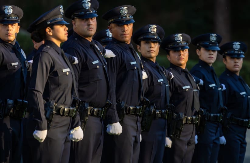  Nuevos agentes se gradúan en la Academia de Policía de Los Ángeles el 20 de octubre de 2023, en Los Ángeles. El departamento también imparte formación para algunas fuerzas de seguridad extranjeras o junto a ellas. (photo credit: Irfan Khan/Los Angeles Times/TNS)