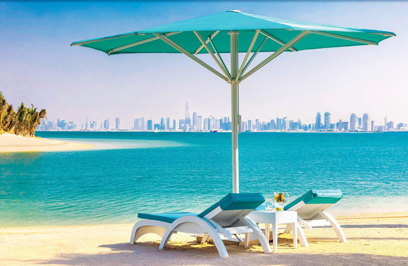  EL FRENTE DE PLAYA de un hotel artificial con el horizonte de Dubai. (photo credit: Courtesy of Anantara World Islands Resort)