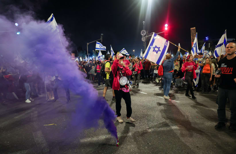  Miles de personas asisten a una protesta antigubernamental frente al Parlamento israelí en Jerusalén el 31 de marzo de 2024. (photo credit: YONATAN SINDEL/FLASH90)