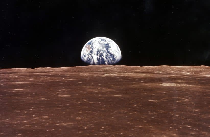¿Por qué viven en la Tierra? Aparece sobre el horizonte lunar mientras el Apolo 11 se acerca, antes de que Armstrong y Aldrin salgan del módulo lunar, siendo los primeros en pisar la Luna el 20 de julio de 1969. (photo credit: NASA/Newsmakers)