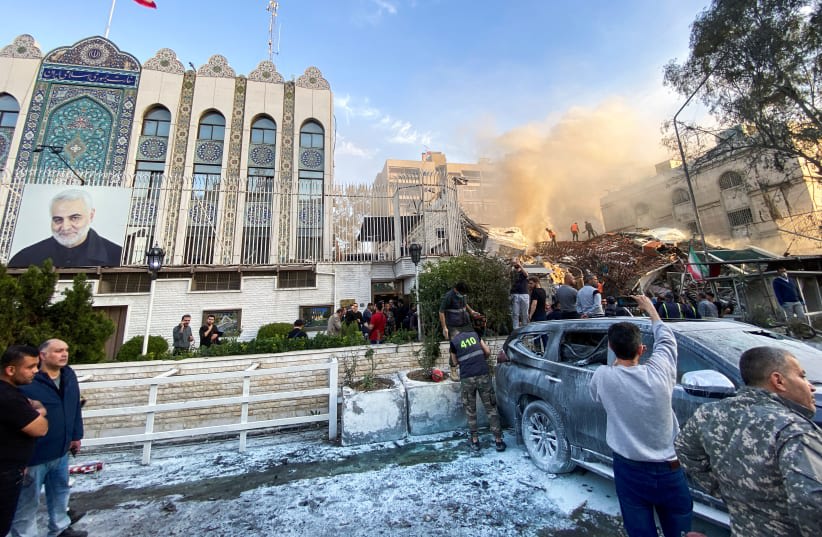 El humo se eleva después de lo que los medios de comunicación iraníes dijeron que era un ataque israelí contra un buidling cerca de la embajada iraní en Damasco, Siria 1 de abril 2024. (photo credit: REUTERS/FIRAS MAKDESI)