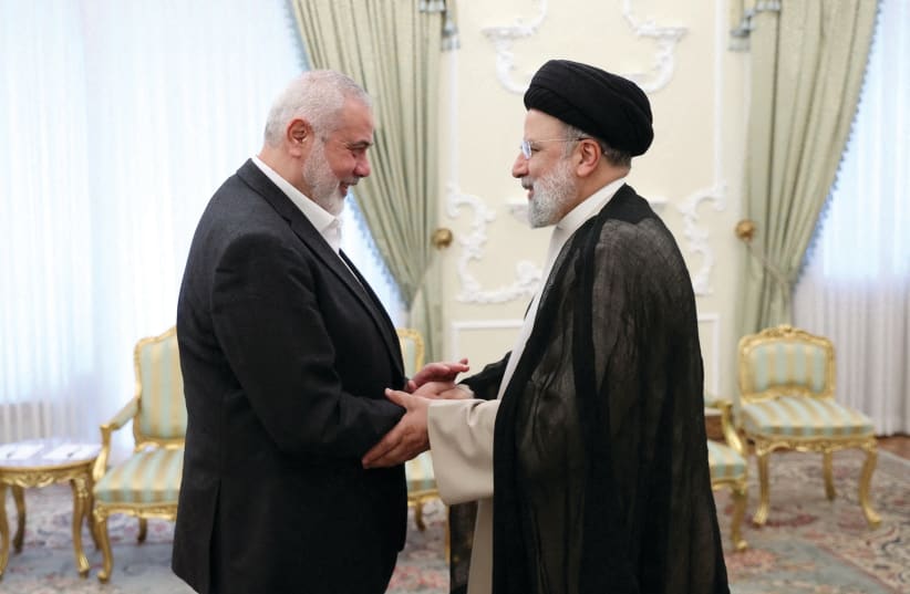 El presidente iraní, Ebrahim Raisi, se reúne con el líder de Hamás, Ismail Haniyeh, en Teherán, la semana pasada. (photo credit: Iran's Presidency/West Asia News Agency/Reuters)
