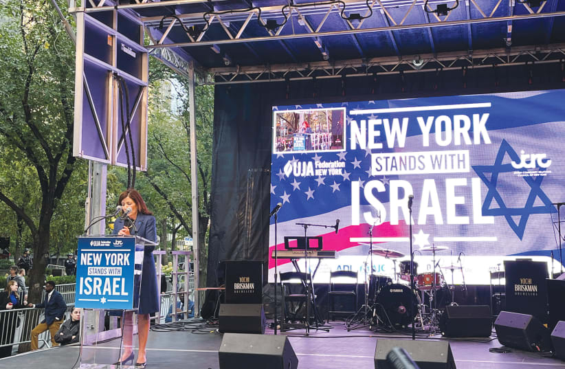 La gobernadora del estado de Nueva York, Kathy Hochul, habla en la manifestación "Nueva York apoya a Israel", el 10 de octubre. (photo credit: REUTERS/Christine Kiernan)