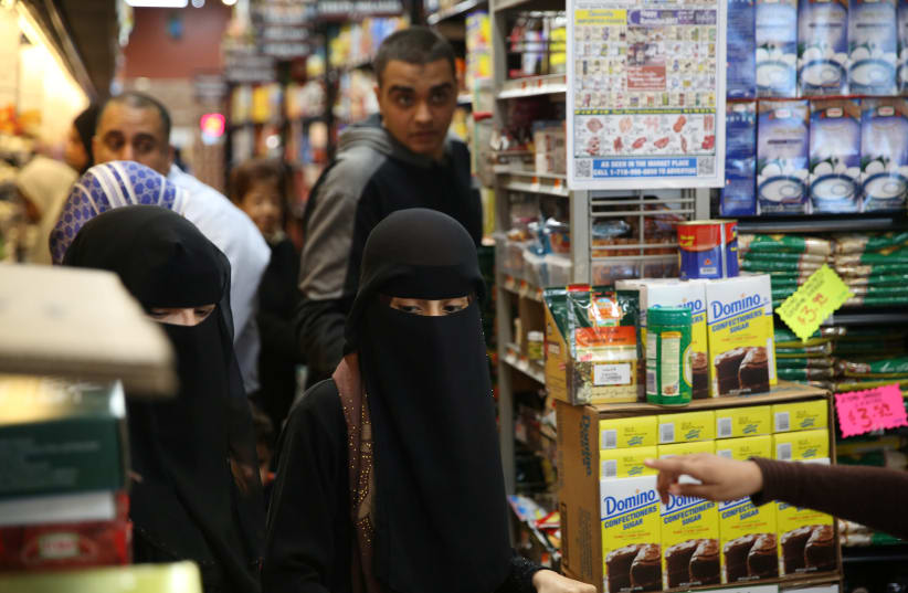  Mujeres musulmanas estadounidenses con hiyab compran en el supermercado halal Balady antes del primer día del Ramadán en Brooklyn, Nueva York. (photo credit: REUTERS)
