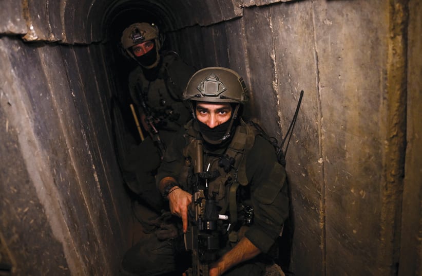 Soldados das FDI operam no que os militares descreveram como um túnel de comando do Hamas que passa parcialmente sob o quartel-general da UNRWA na Faixa de Gaza em 8 de fevereiro. (crédito da foto: DYLAN MARTINEZ/REUTERS)