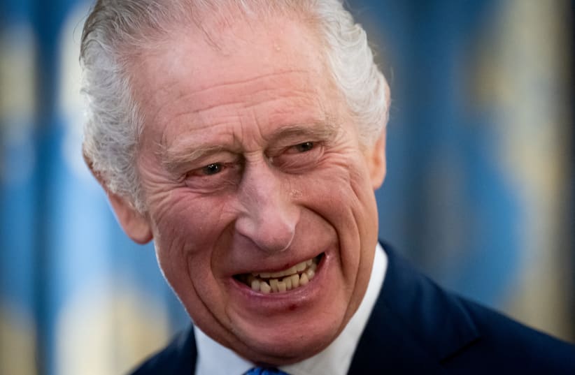  El rey Carlos de Inglaterra observa durante una recepción en el Palacio de Buckingham para los delegados del Consejo Ministerial de los Territorios de Ultramar, Londres, Gran Bretaña,15 de noviembre de 2023. (photo credit: Aaron Chown/Reuters)
