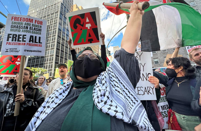  Manifestantes gritan consignas en una concentración propalestina celebrada frente al Consulado General de Israel en Nueva York, Estados Unidos, el 9 de octubre de 2023. (photo credit: REUTERS/ROSELLE CHEN)