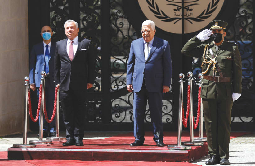  El REY ABDULÁ DE JORDANIA se reúne con el jefe de la AP, Mahmoud Abbas, en Ramallah, 2022. (photo credit: MOHAMAD TOROKMAN/REUTERS)