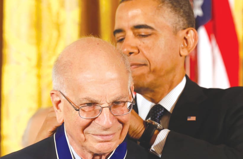  El entonces presidente estadounidense Barack Obama entrega la Medalla Presidencial de la Libertad a Daniel Kahneman en la Casa Blanca, en 2013. (photo credit: LARRY DOWNING/REUTERS)