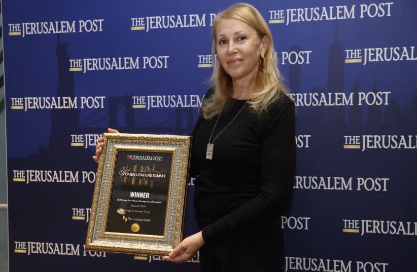  Alisa Givertz presenta su empresa, Liquid 360, durante la entrega del premio 2024 Next-Gen Women's Entrepreneurship Award impulsado por The Luzzatto Group en la Cumbre de Mujeres Líderes de The Jerusalem Post. (photo credit: MARC ISRAEL SELLEM)
