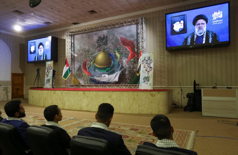  Simpatizantes de grupos armados chiíes iraquíes observan un discurso televisado del presidente iraní Ebrahim Raisi, previo al Día de Al-Quds (Jerusalén), en Bagdad, Irak, 3 de abril de 2024. (photo credit: REUTERS/AHMED SAAD)