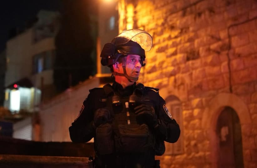  Agentes de la Policía de Israel detienen a los dos terroristas afiliados al ISIS en Jerusalén Este (photo credit: ISRAEL POLICE SPOKESPERSON'S UNIT)