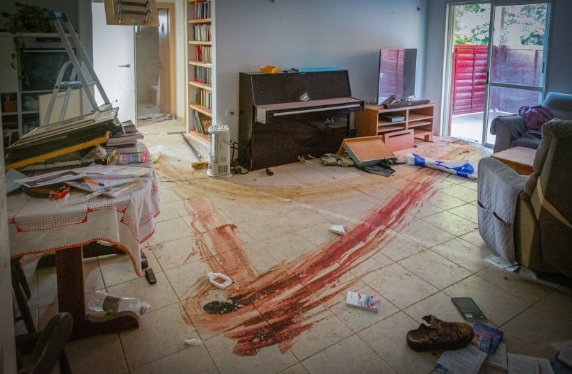  Sangre en las casas cuando los terroristas de Hamás se infiltraron el 7 de octubre en el kibutz Be'eri y en otras 30 comunidades cercanas del sur de Israel, matando a más de 1.400 personas y tomando más de 200 rehenes en Gaza, cerca de la frontera entre Israel y Gaza. (photo credit: EDI ISRAEL/FLASH90)
