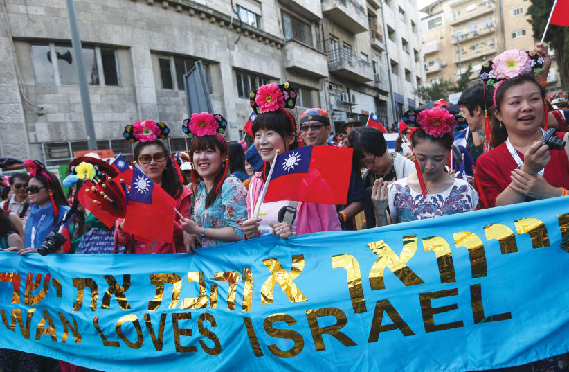  La delegación de TAIWÁN en el desfile anual durante Sucot en Jerusalén 2023. (photo credit: NATI SHOHAT/FLASH90)