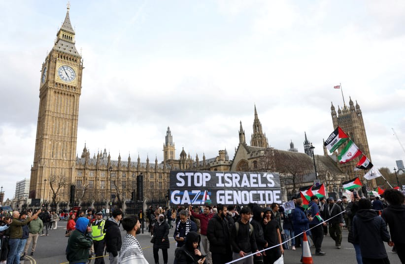  Asistentes a la manifestación anual del Día de Al-Quds (Día de Jerusalén) en apoyo al pueblo palestino, en Londres, Gran Bretaña, el 5 de abril de 2024. (photo credit: REUTERS/Belinda Jiao)
