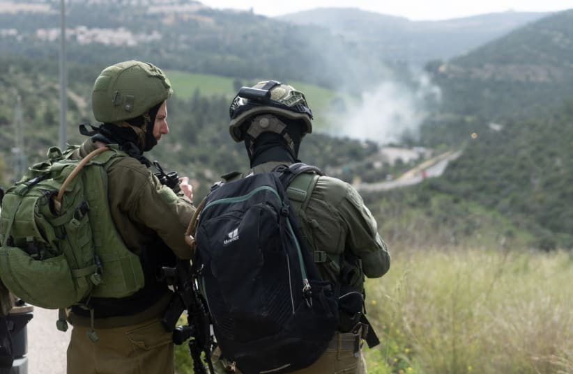 Soldados de las IDF trabajando para eliminar a un terrorista en el cruce Talmon-Dolev en Cisjordania, 22 de marzo de 2024. (photo credit: IDF SPOKESPERSON'S UNIT)