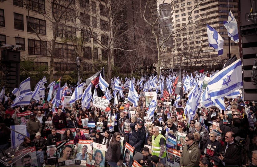  Manifestación en Nueva York en la sede de la ONU pidiendo el regreso de los rehenes, 7 de abril de 2024. (photo credit: Hostage and Missing Families Forum)