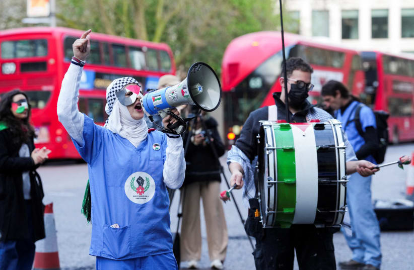  National Health Service (NHS) workers wearing Palestinian keffiyehs protest outside the Wellington House against the contract NHS has with Palantir Technologies UK, amid the ongoing conflict between Israel and the Palestinian Islamist group Hamas, in London, Britain April 3, 202 (photo credit: REUTERS/Maja Smiejkowska)