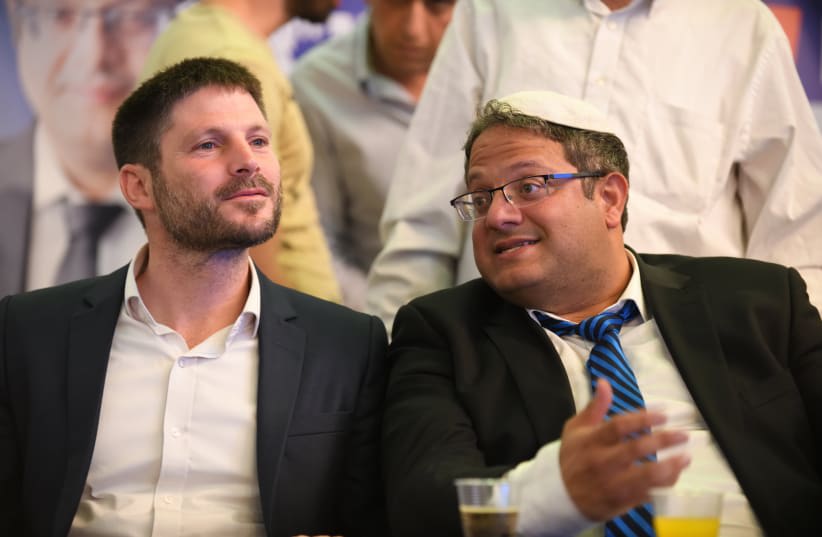  El jefe del partido Unión Nacional MK Betzalel Smotrich y el abogado Itamar Ben-Gvir asisten al evento de campaña electoral del partido Otzma Yehudit en Bat Yam el 06 de abril de 2019. (photo credit: GILI YAARI/FLASH90)