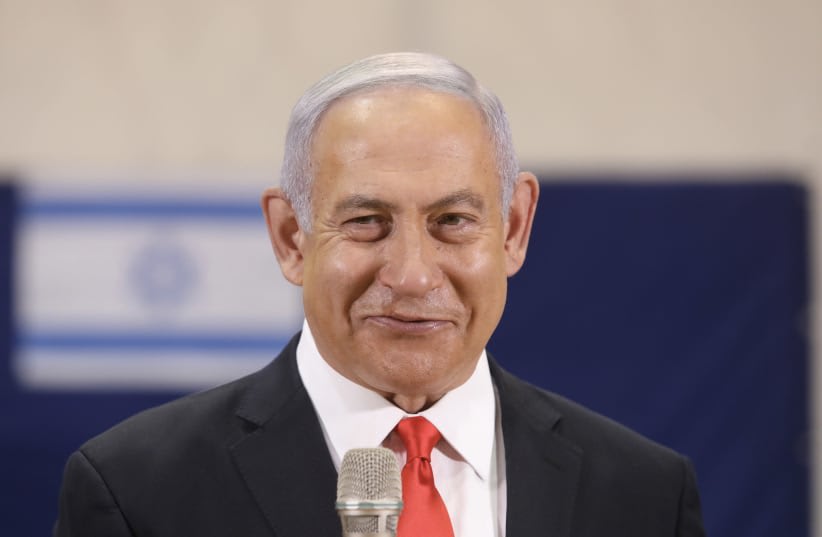  El Primer Ministro Benjamin Netanyahu en el palco de las elecciones de 2021 (photo credit: MARC ISRAEL SELLEM/THE JERUSALEM POST)